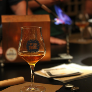 Beim Bierstacheln, wird mit einem glühenden Eisenstachel der Restzucker im Bier karamellisiert.